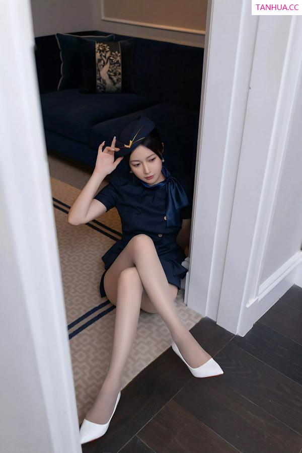 鱼子酱fish  [XiuRen]高清写真图 2025.04.11 No.10142 鱼子酱Fish 空姐制服第25张图片